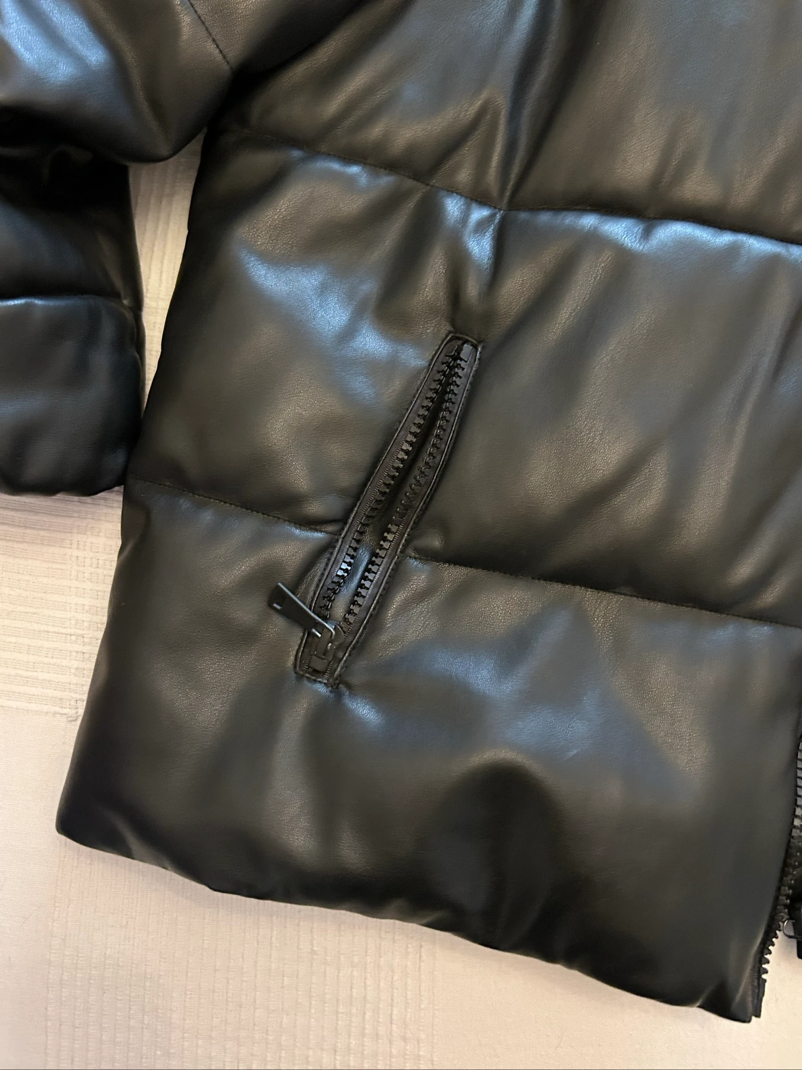 Veste matelassée noire effet cuir avec capuche taille 46/48 – photo 4